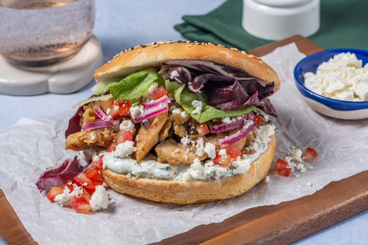 Turks broodje met kip kebab en yoghurt-knoflooksaus 