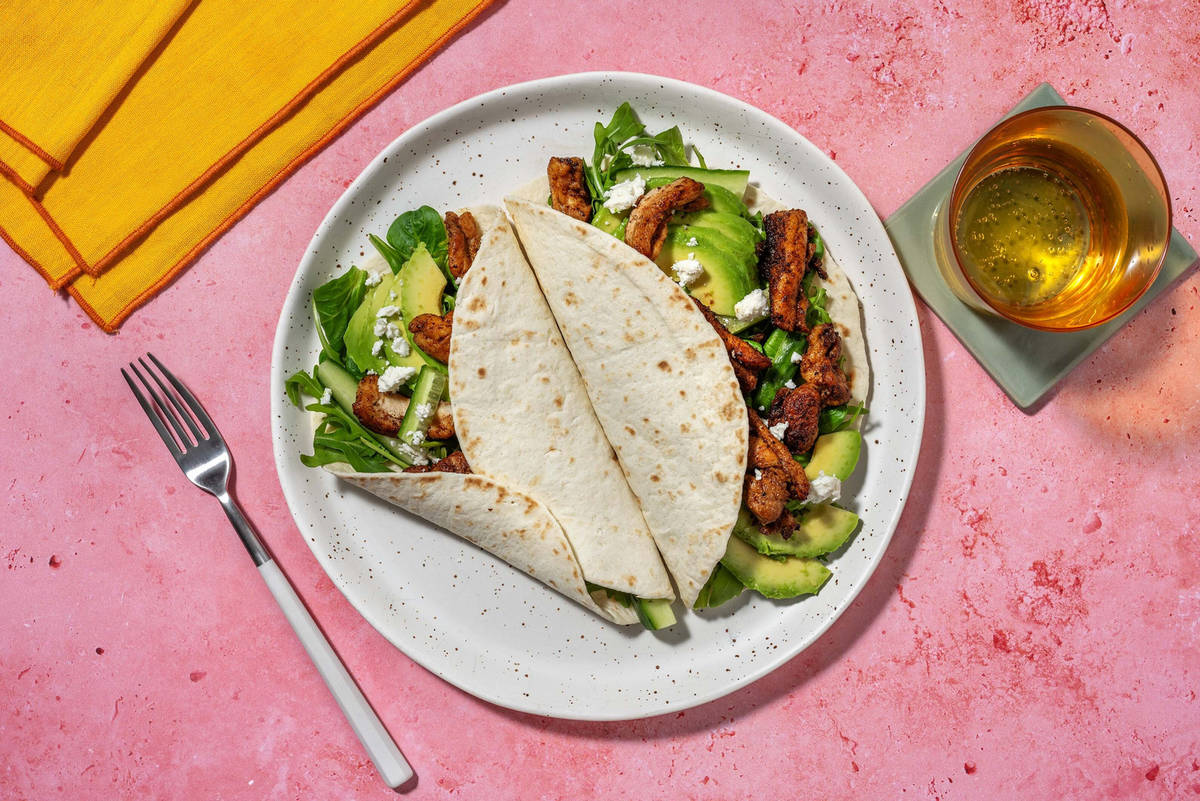 Wrap met kip in BBQ-kruiden, avocado en feta