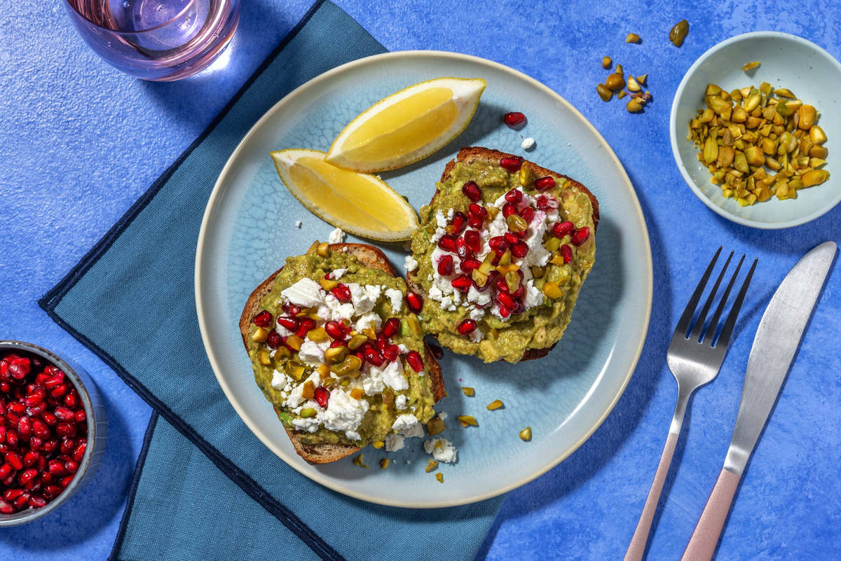 Smashed avocado toast op z'n Midden-Oosters