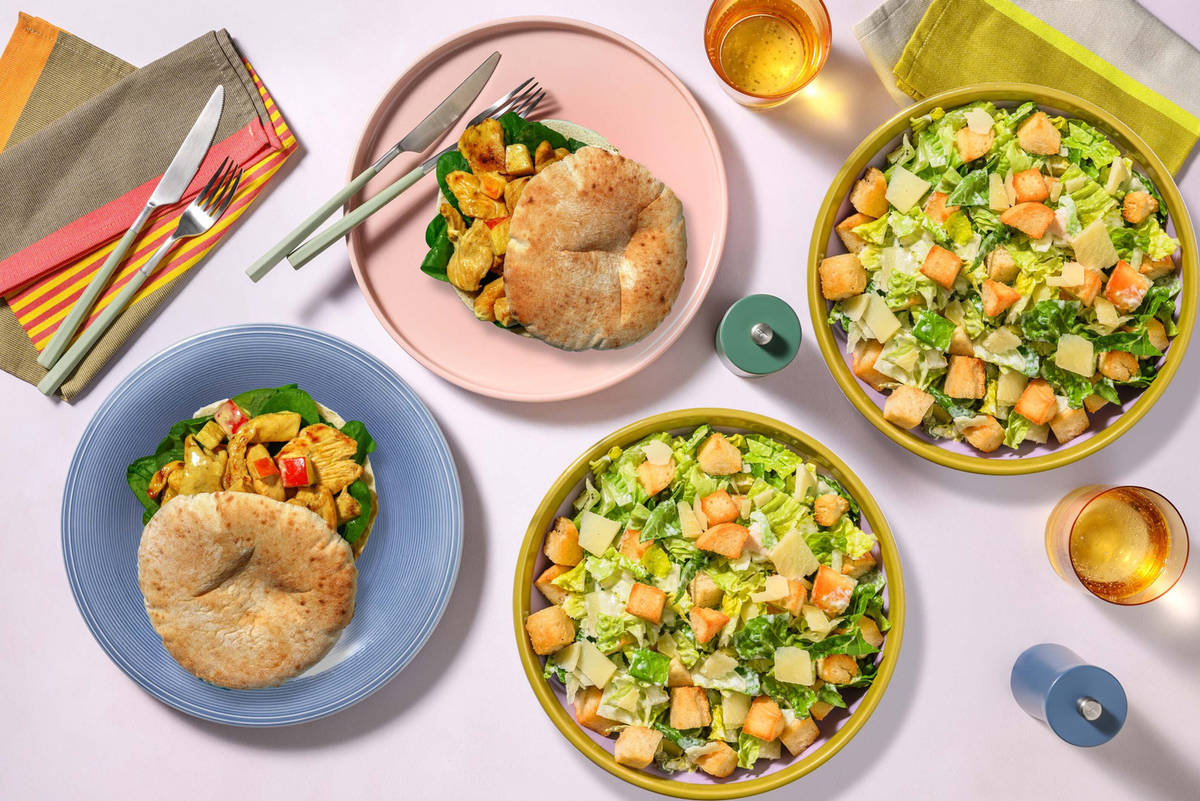 Karrymarineret kyllingepita og cæsarinspireret salat