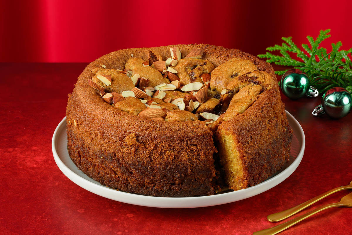 Gingerbread crackle cake