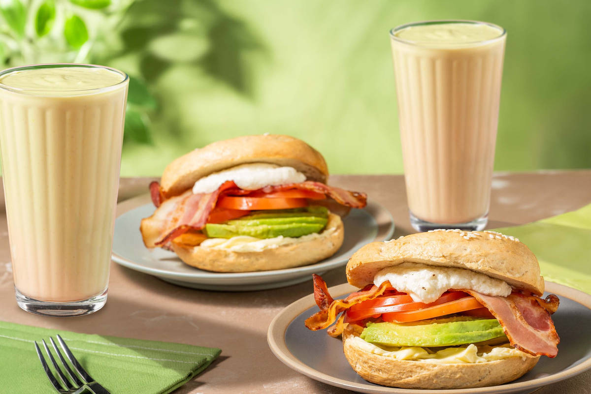Acocado- og baconbagel og tropisk smoothiekit