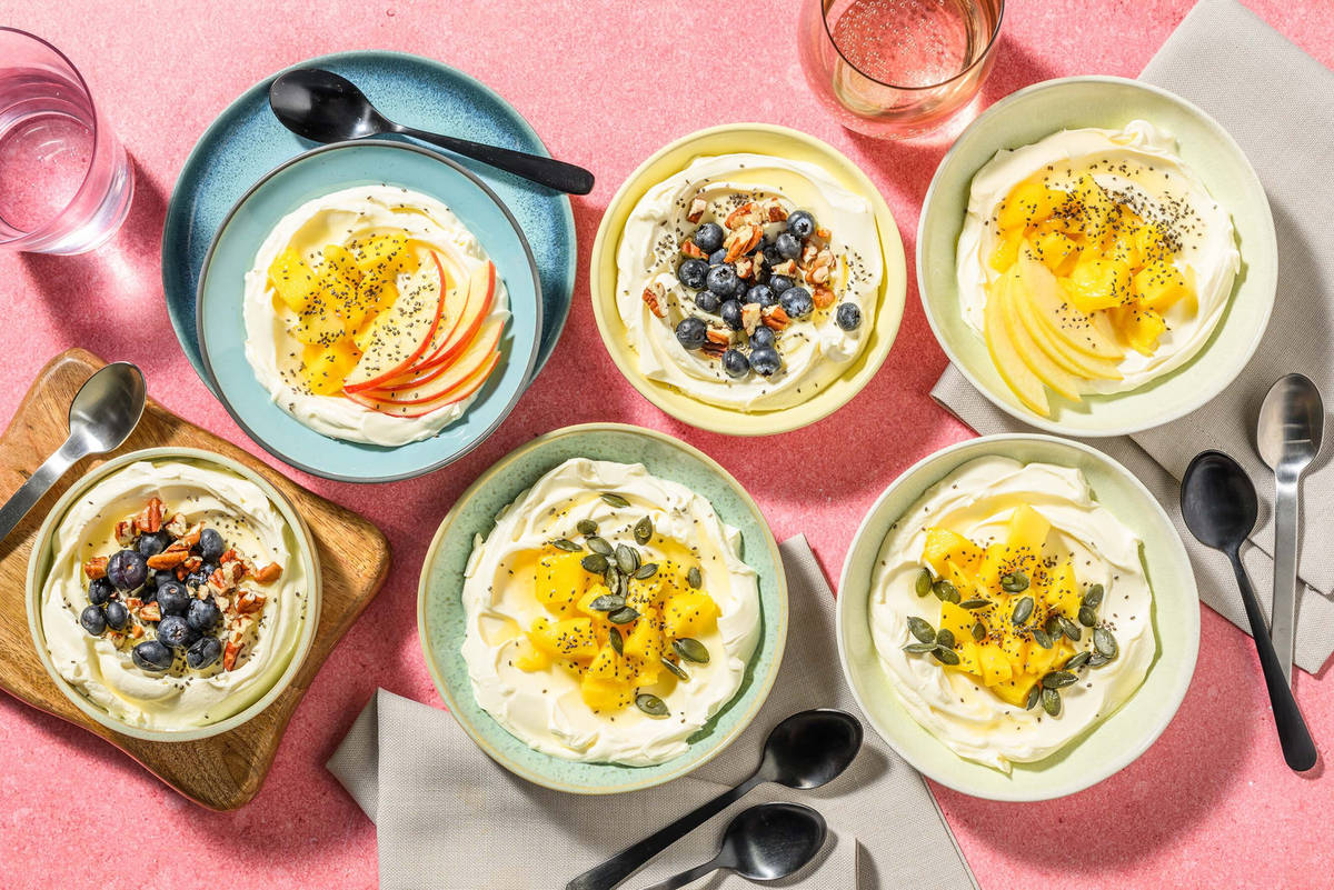 Ontbijtbowls met Griekse yoghurt en vers fruit