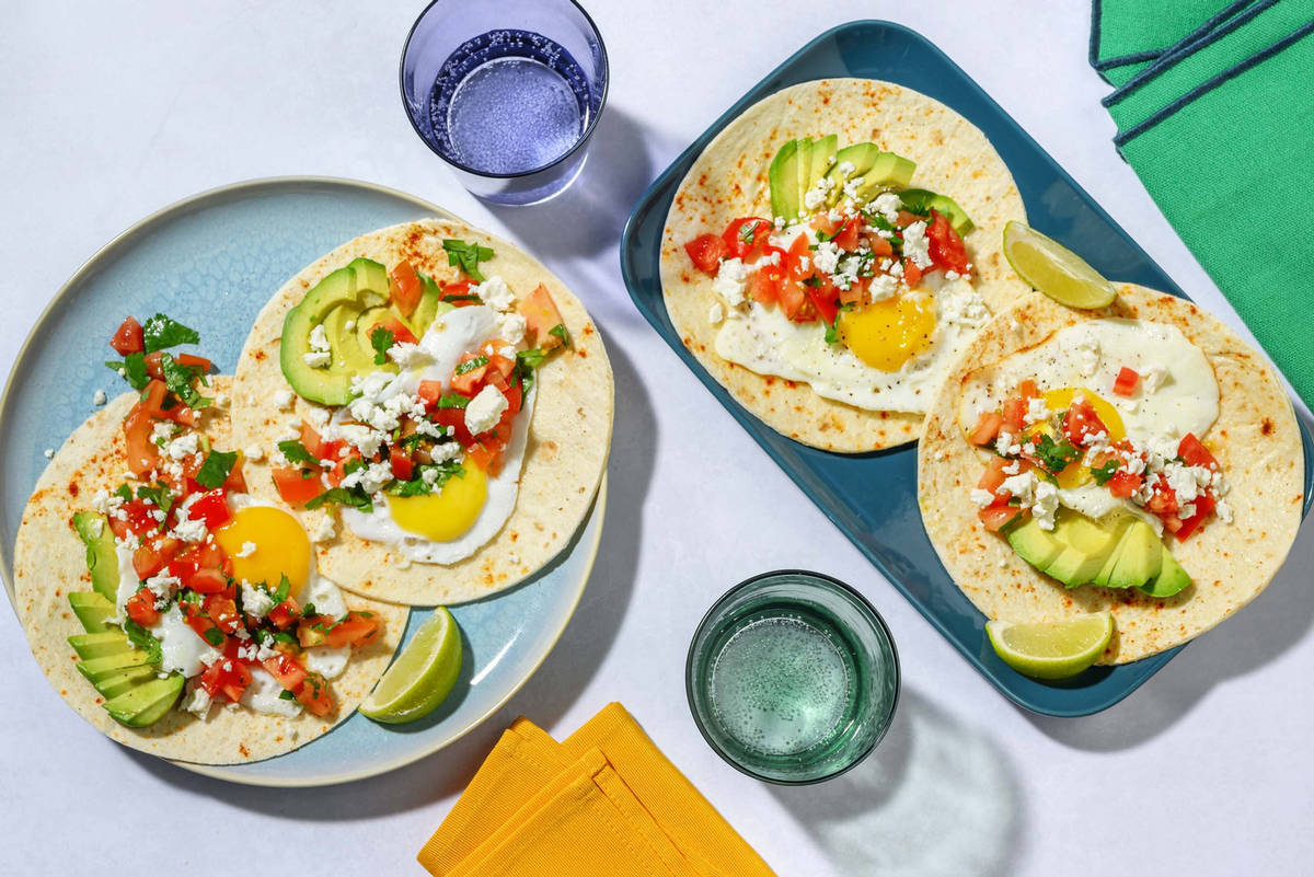 Ontbijttortilla's met avocado en gebakken ei