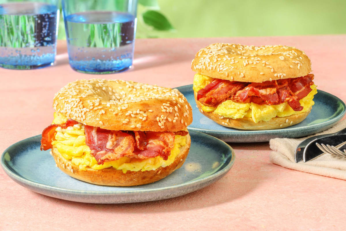 Bagel met roerei, ontbijtspek en kaas