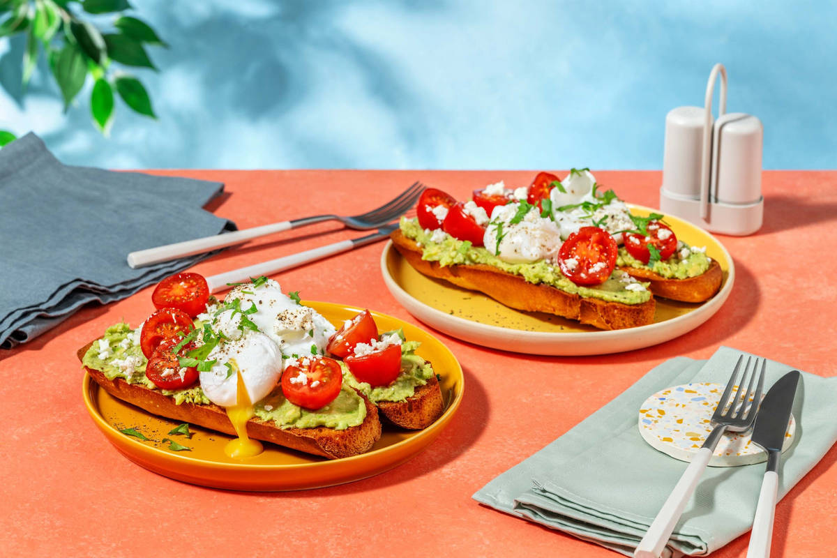 Smashed avocado toast met ei en cherrytomaten
