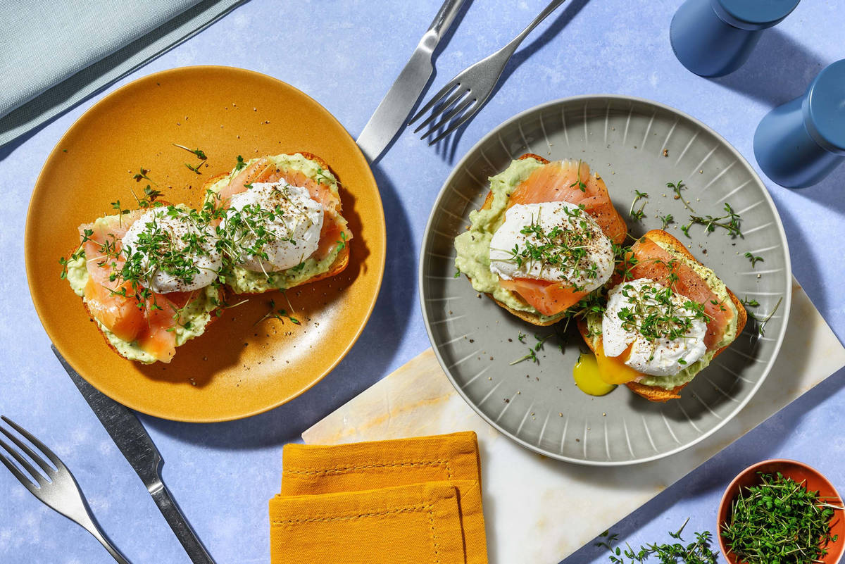 Avocado, gerookte zalm en gepocheerde eieren op toast
