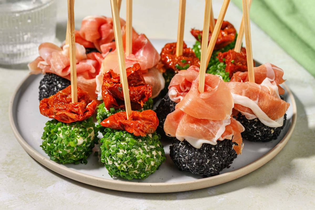 Mini geitenkaasballetjes met serranoham
