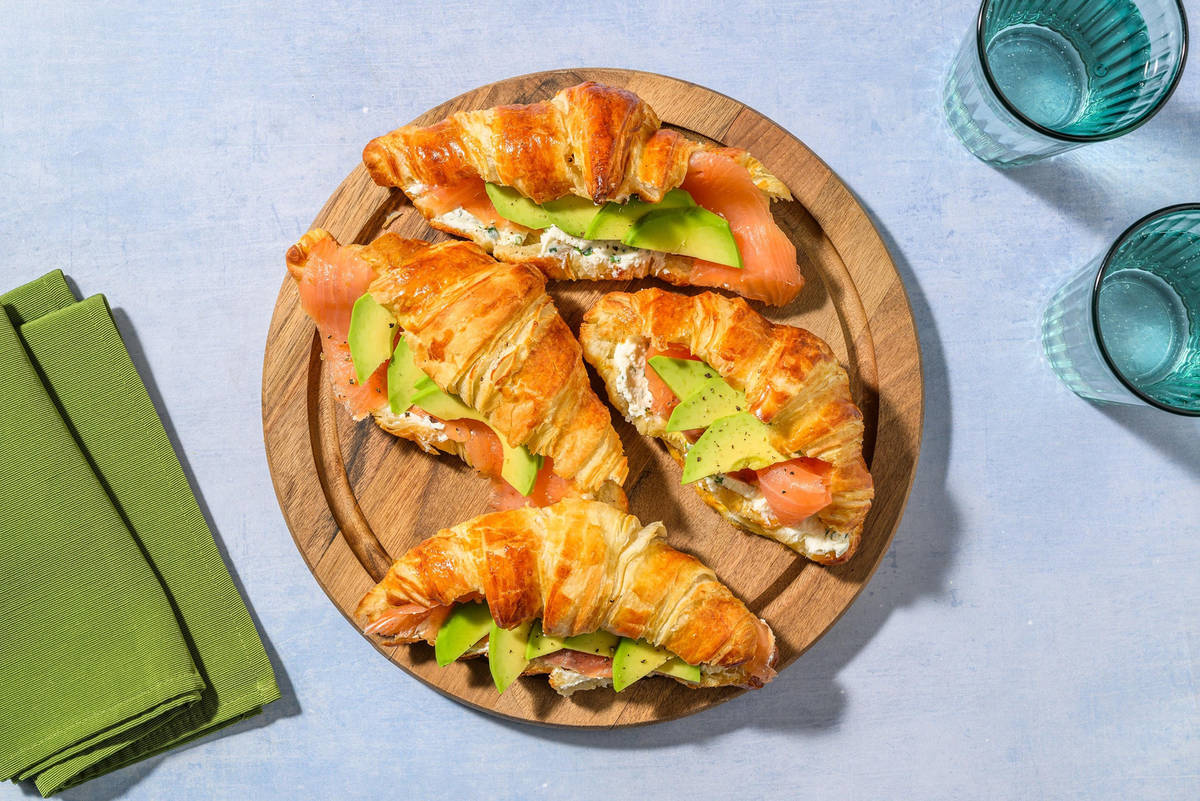 Croissants met gerookte zalm