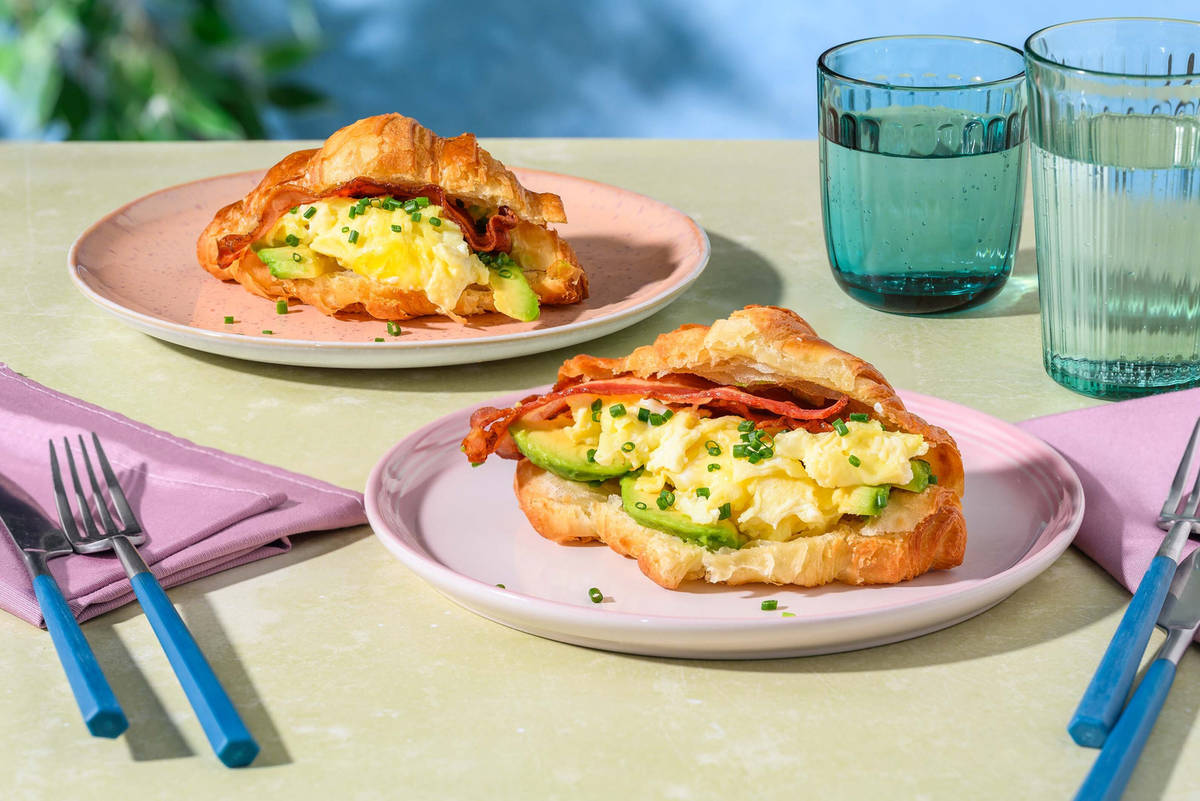 Croissants met roerei