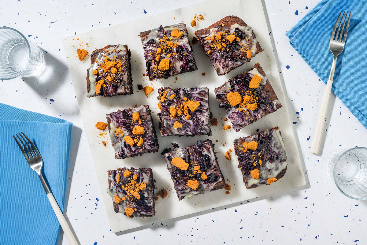 Feestelijke brownie met glazuur van witte chocolade