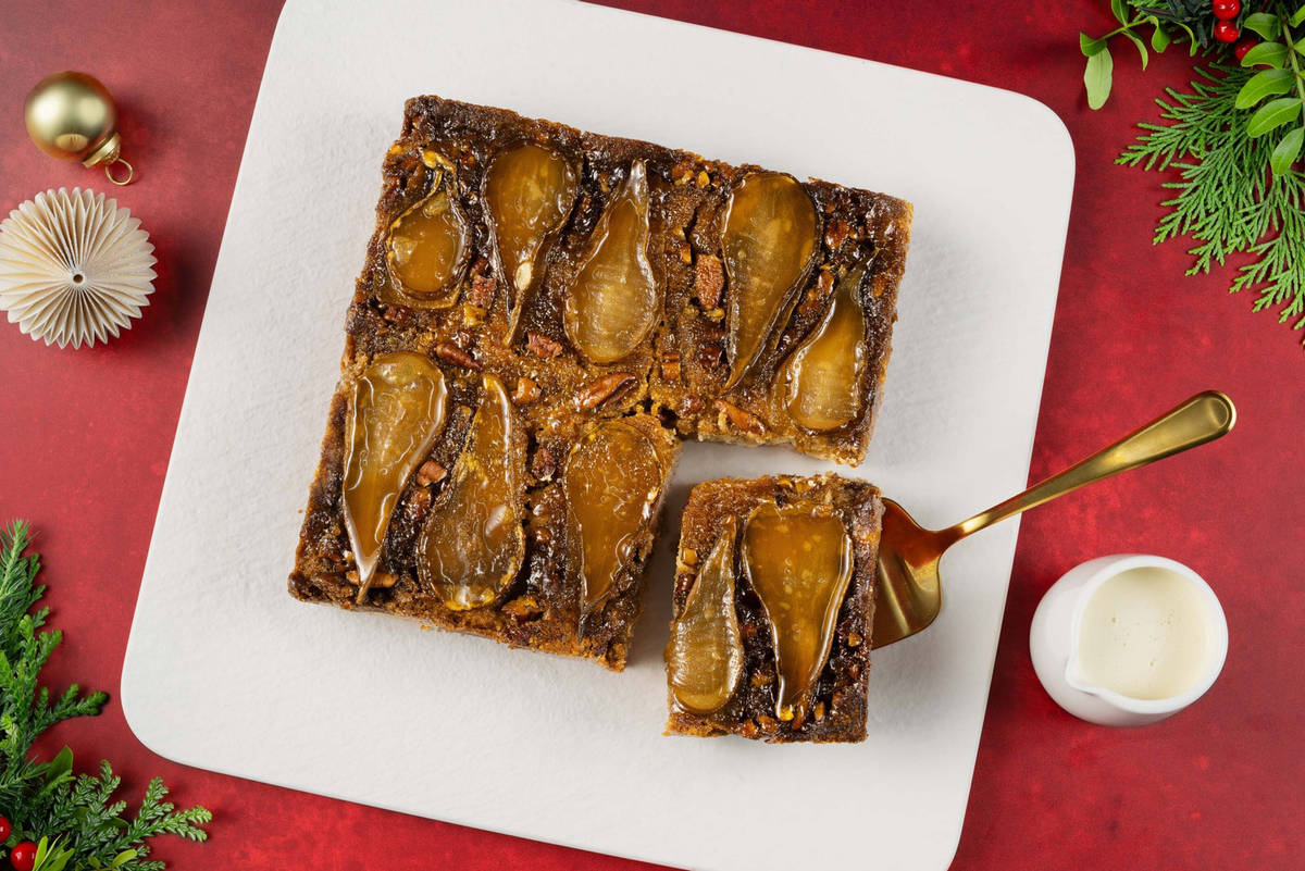Gâteau festif aux poires, aux noix de Grenoble et aux épices