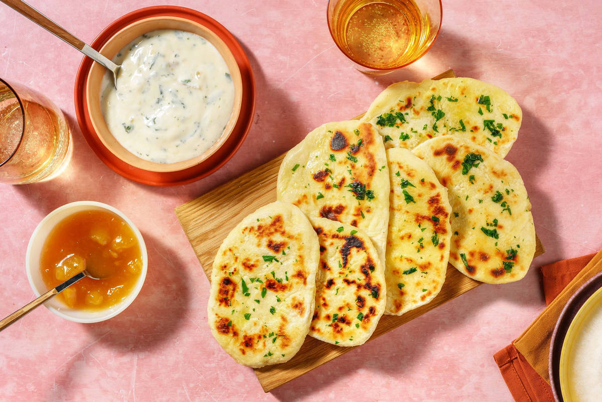 Zelfgemaakt naanbrood met knoflook en koriander