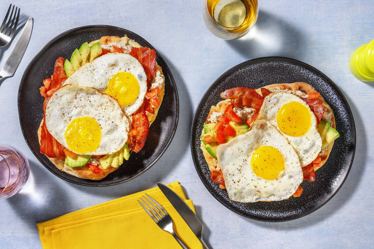 Ontbijtnaanbrood met gebakken ei en garam masala