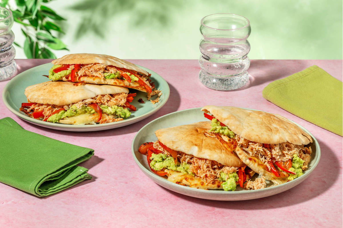 Pain pita au poulet effiloché et à l'avocat