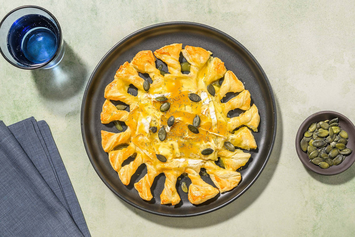 Torta di sfoglia 'sole' al brie fondente