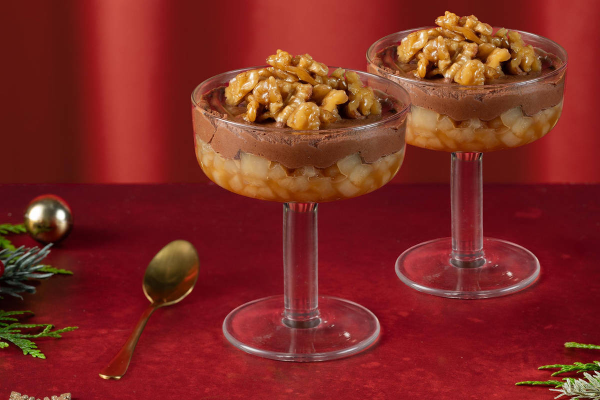Schokomousse mit Birne Helene und Pekan-Crunch