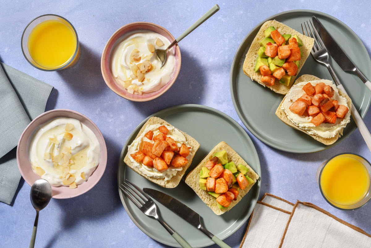 Avocado toast al salmone e formaggio fresco