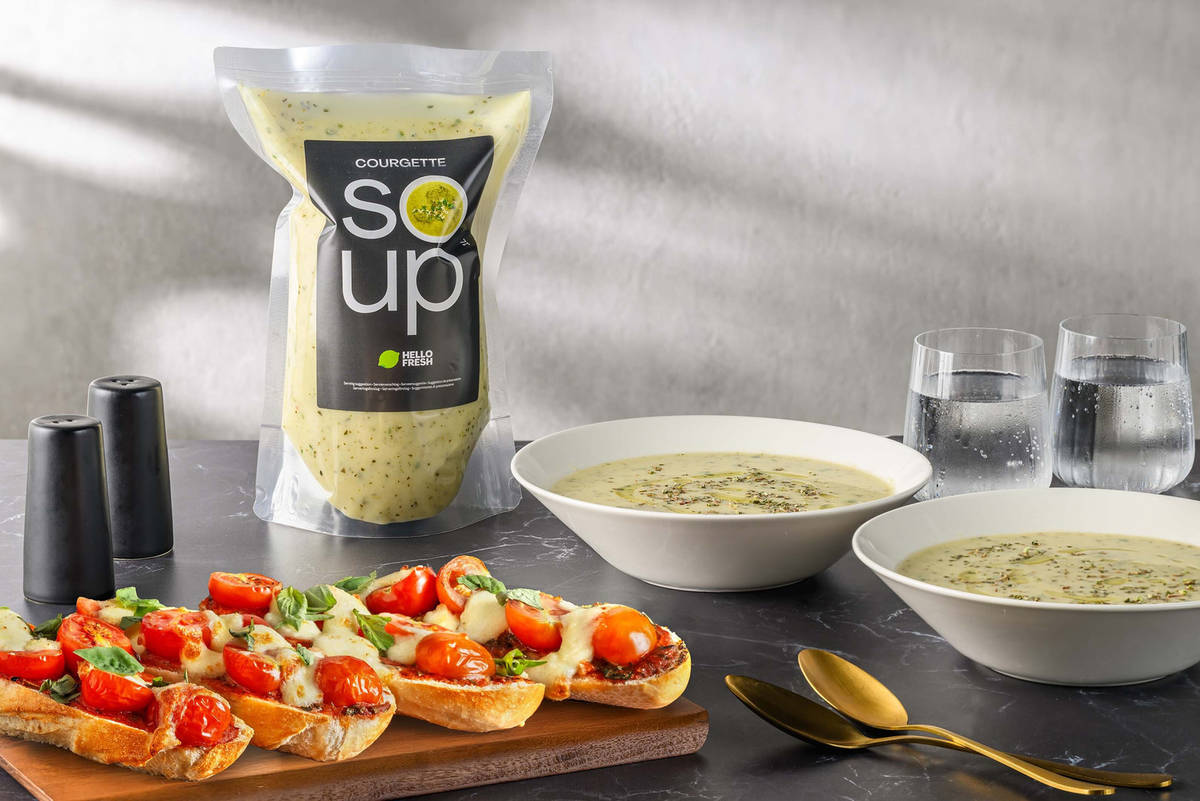 Soupe de courgette fraîche et pain à l'ail et à la mozzarella