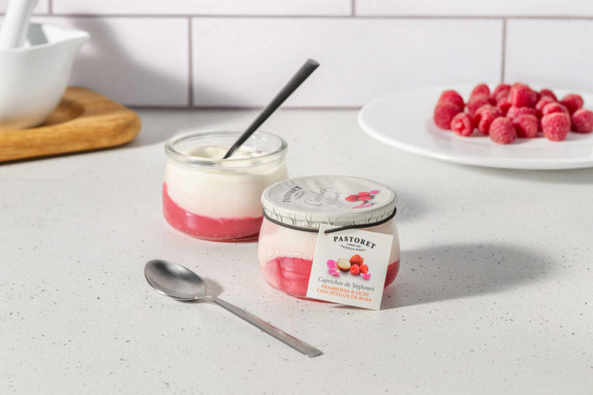 Caprichos de frambuesa y lichi con pétalos de rosa de Pastoret