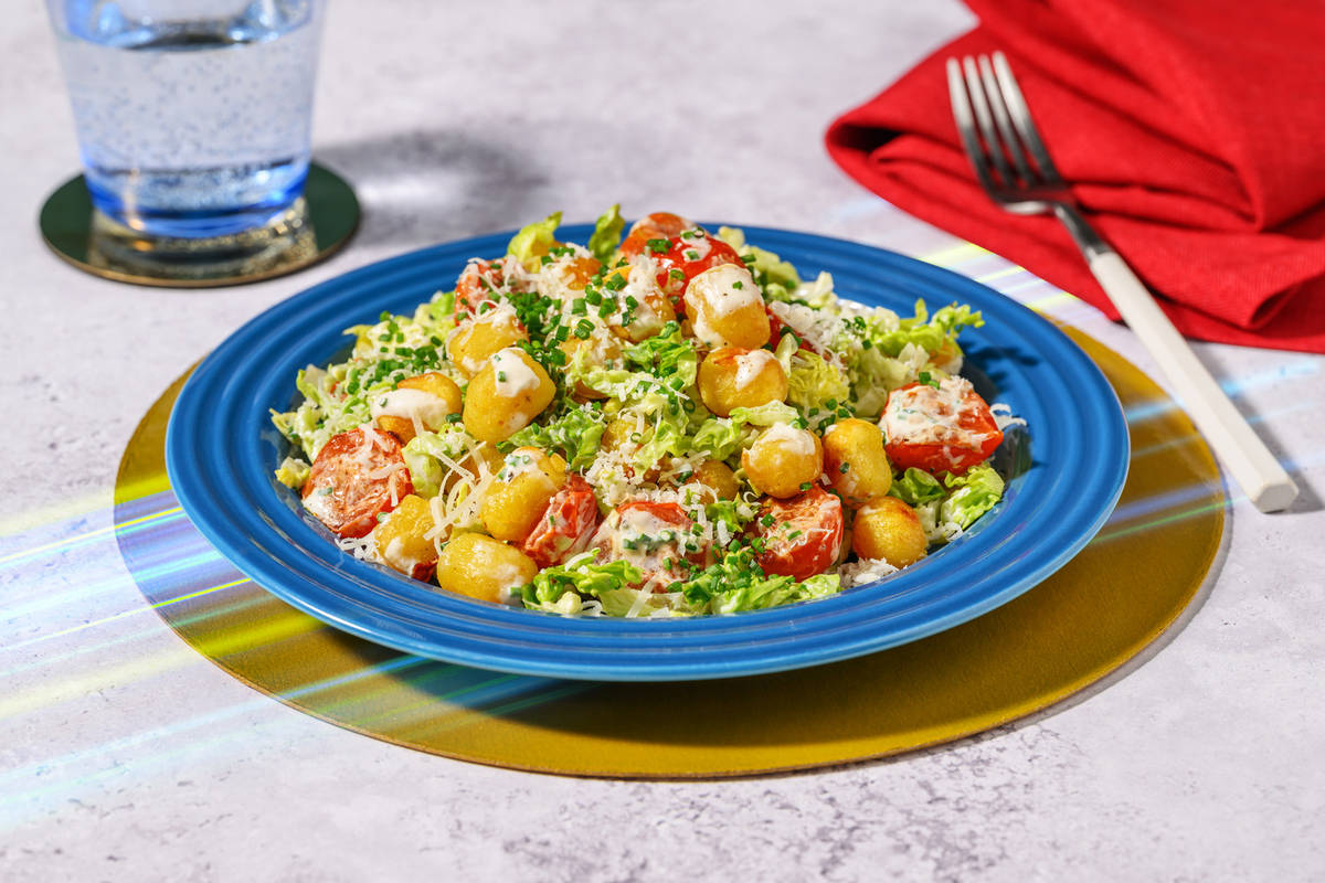 Turbo ensalada césar con gnocchis fritos