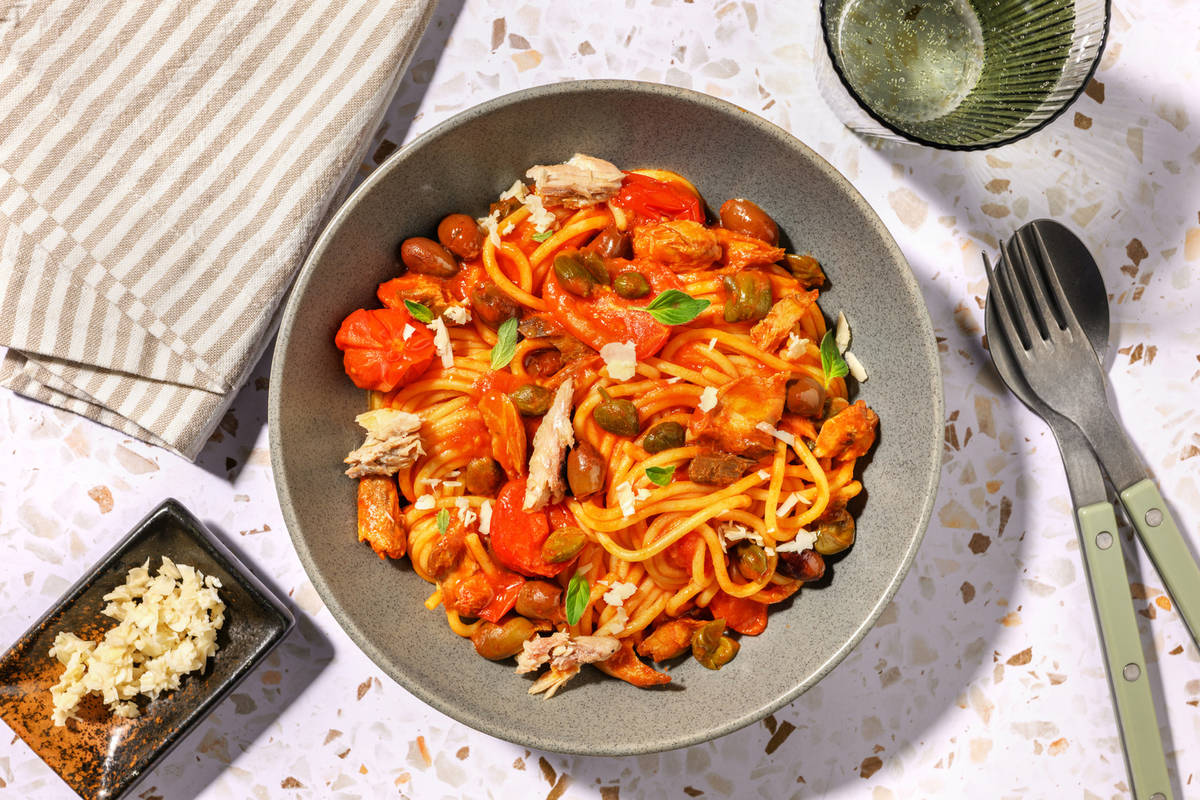 Spaghetti allo sgombro e sugo all'eoliana
