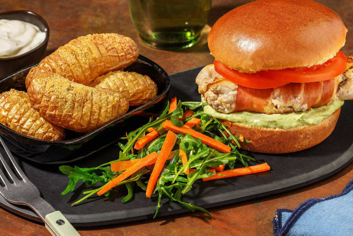 Prosciutto-kyllingeburger og pestodressing