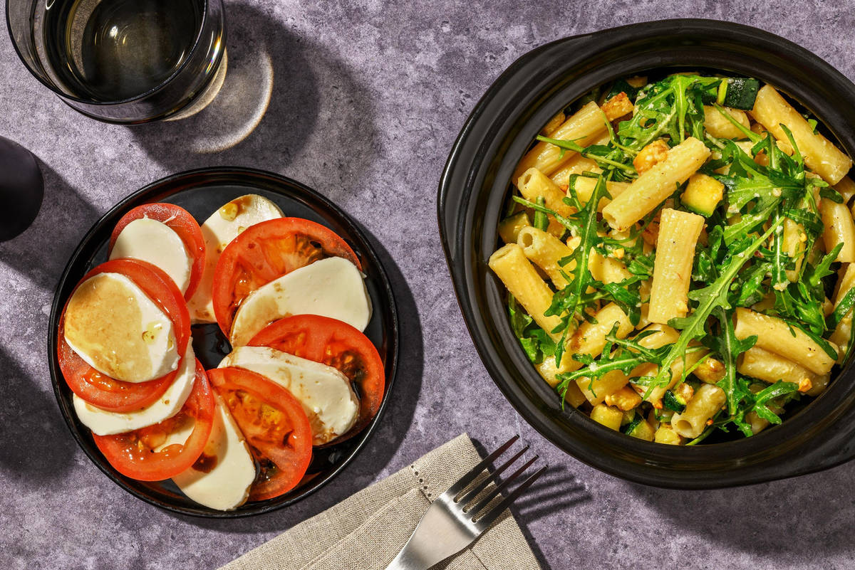 Citrus doftande pesto- och zucchinipasta med lax