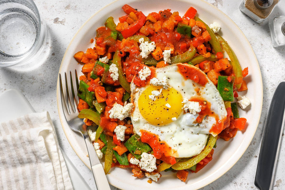 Zoete-aardappelhash met gebakken ei en puntpaprika