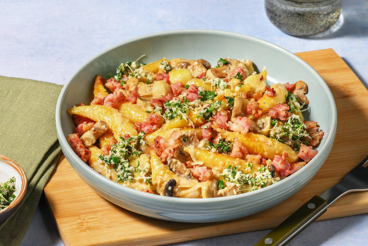Bacon-Schupfnudelpfanne mit Kräuter-Käse Topping