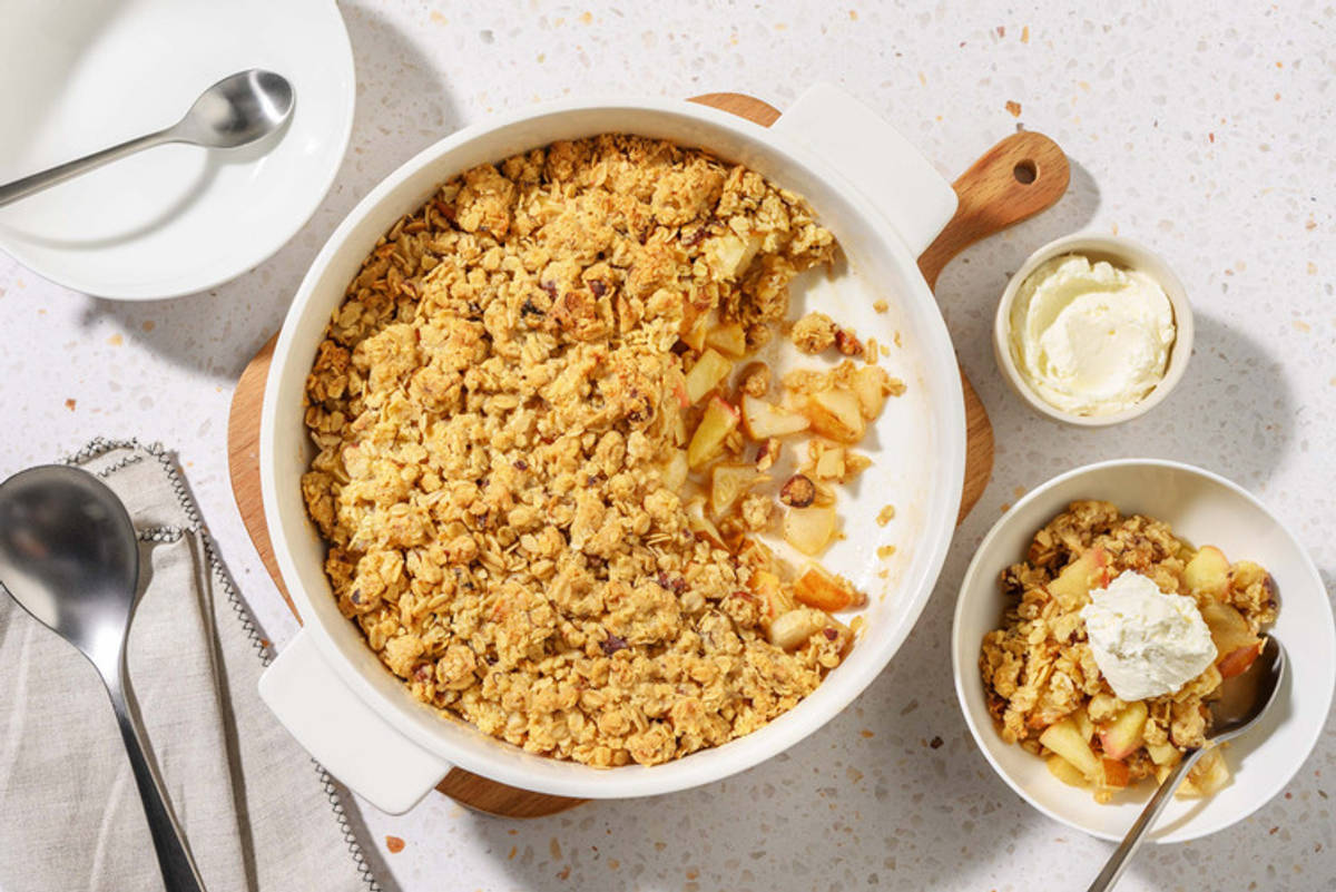 Smuldrepai med pære, eple og hasselnøtter