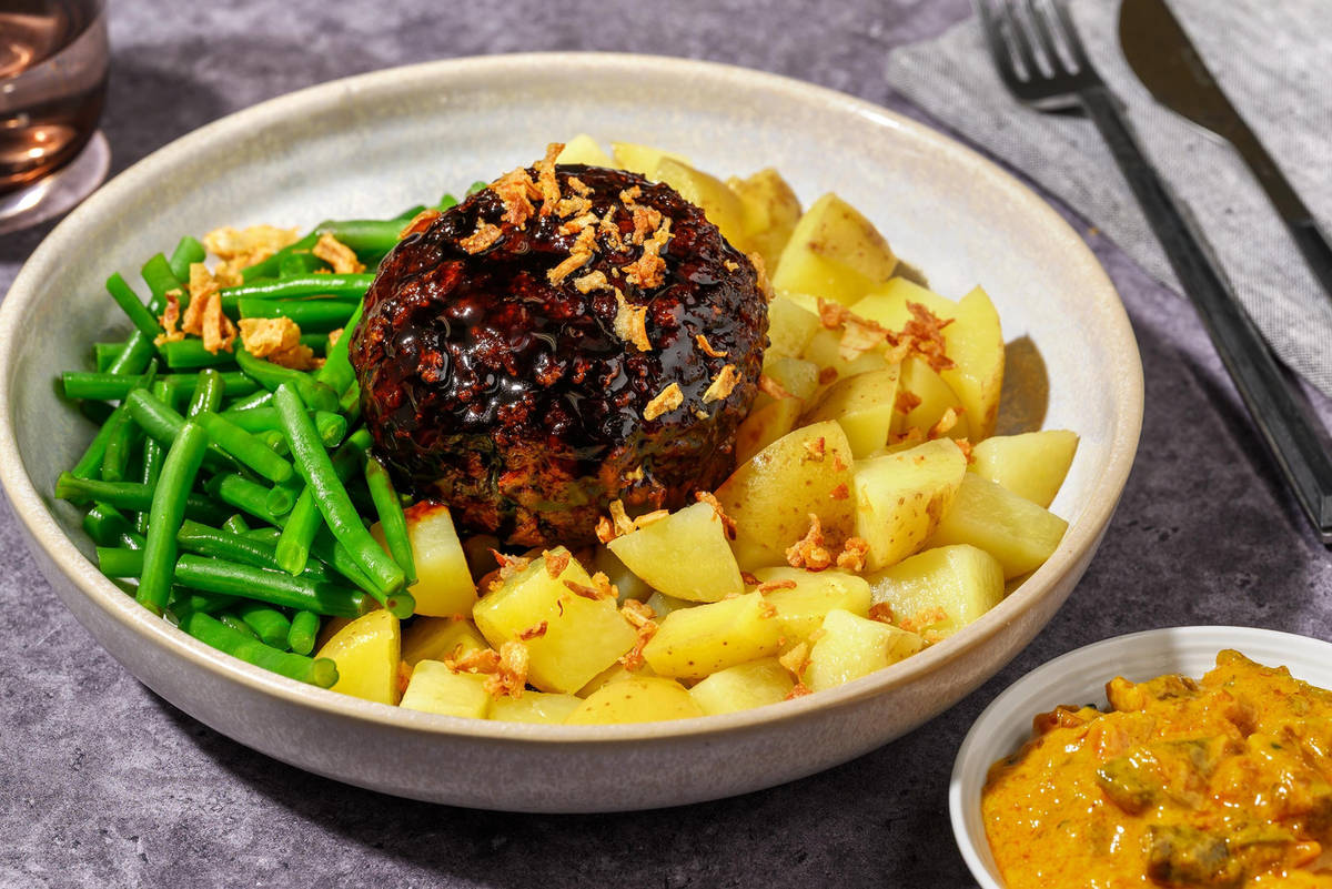 Zelfgemaakte varkensgehaktbal met saus en piccalilly