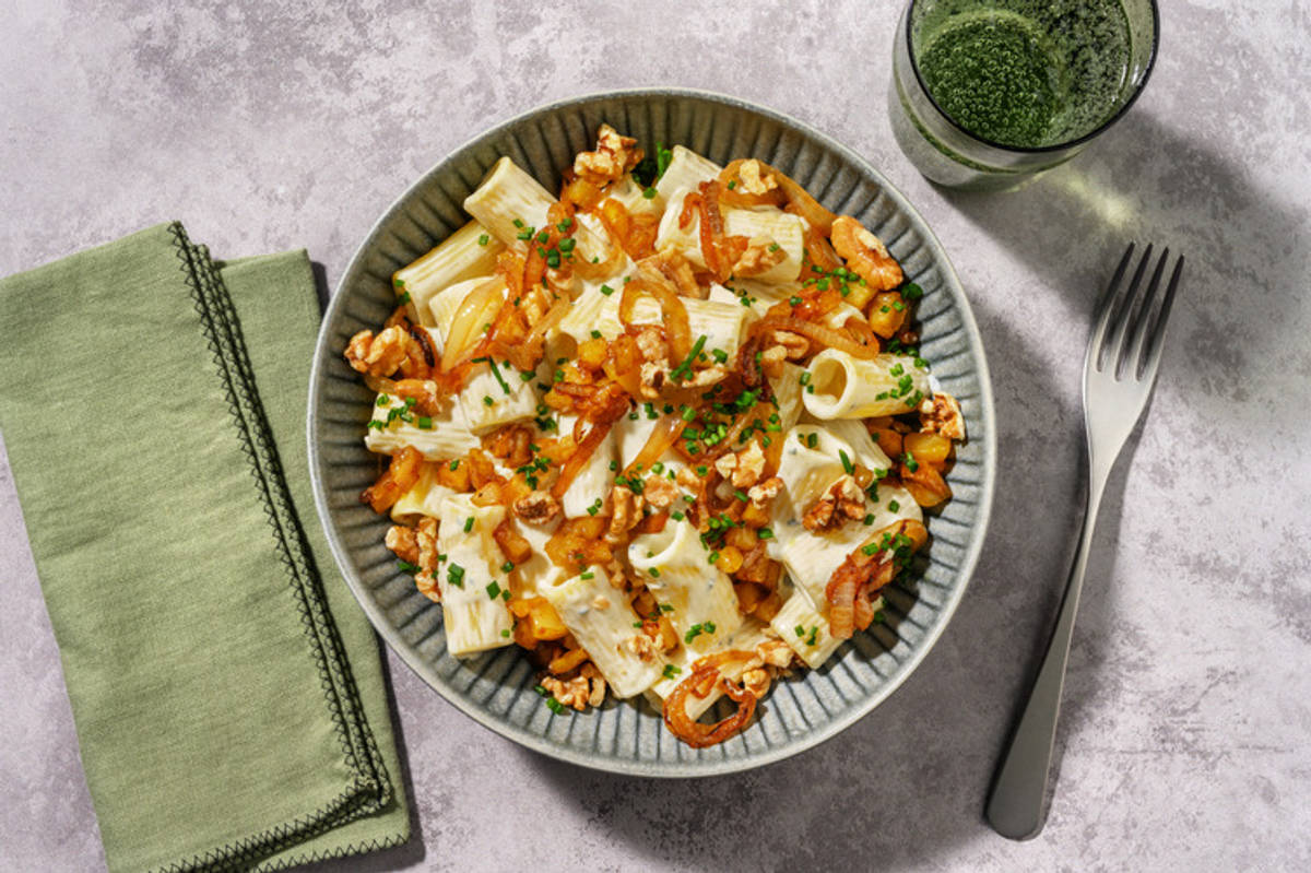 Rigatonis rápidos al queso azul con pera caramelizada