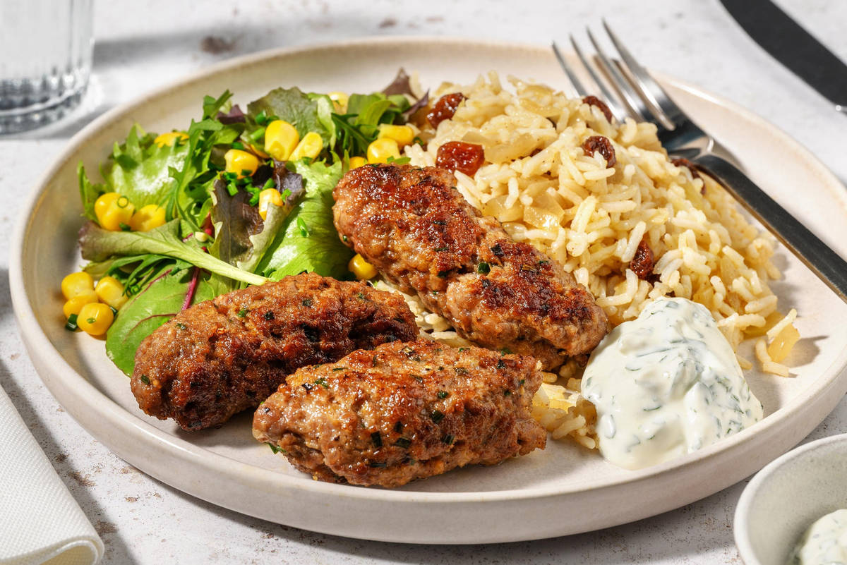 Rindfleischköfte auf goldenem Sultaninen-Reis