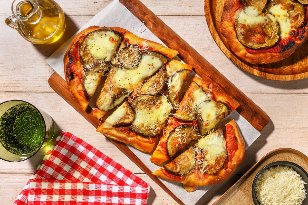 Pinsa alla parmigiana, salsiccia e mozzarella senza lattosio
