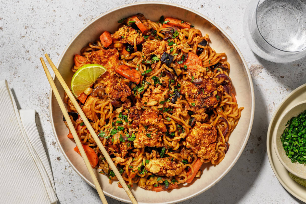 Noedels in zwartebonensaus met tofu, limoen en verse kruiden