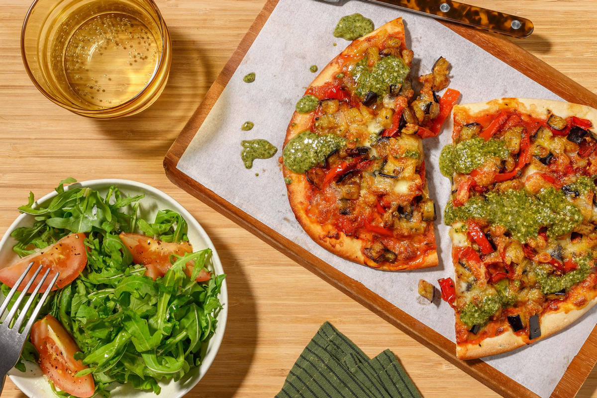 Melanzane stijl naanpizza met basilicumcrème en mozzarella