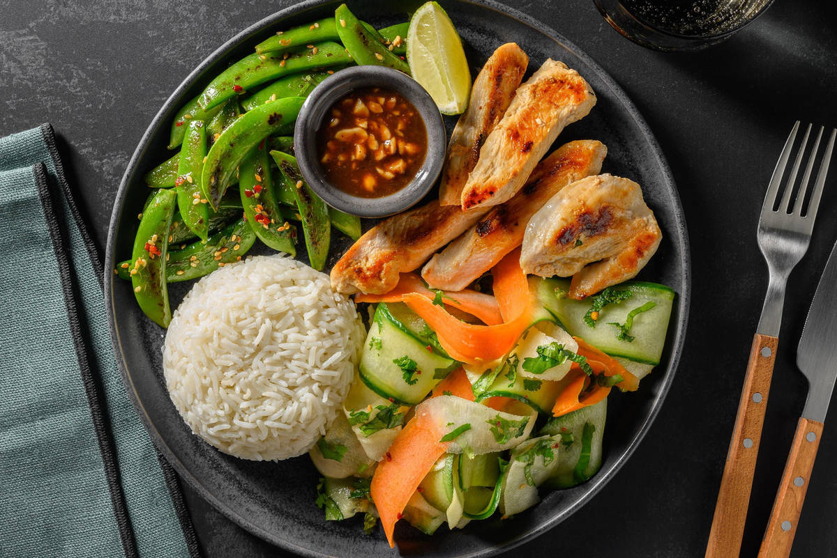 Indonesisk sataykyckling och citrongräsris