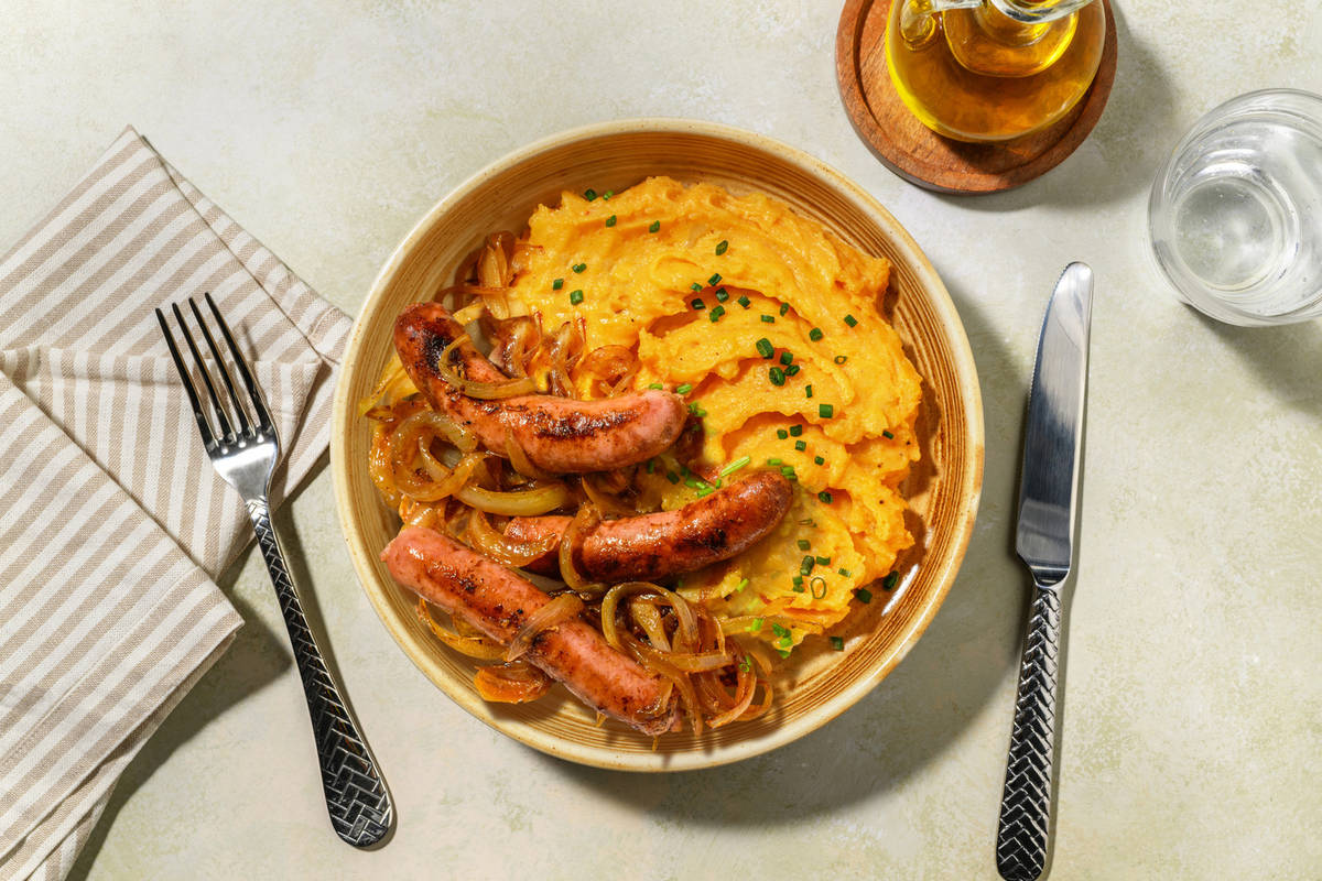 Salchichas encebolladas con patatas estilo revolconas