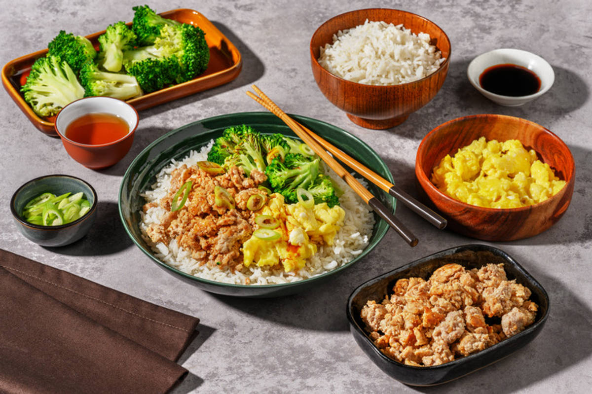 Scodella di riso, pollo e uova stile Oyakodon