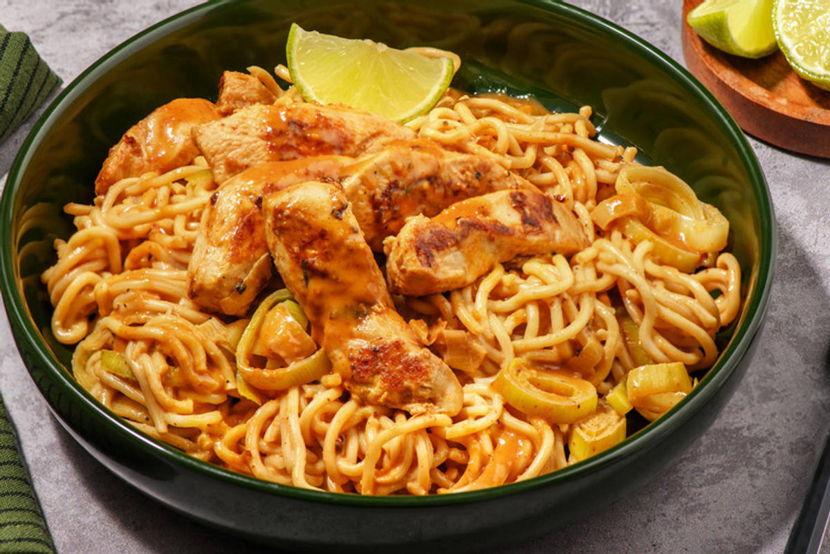 Noodles all'indonesiana e pollo alle arachidi