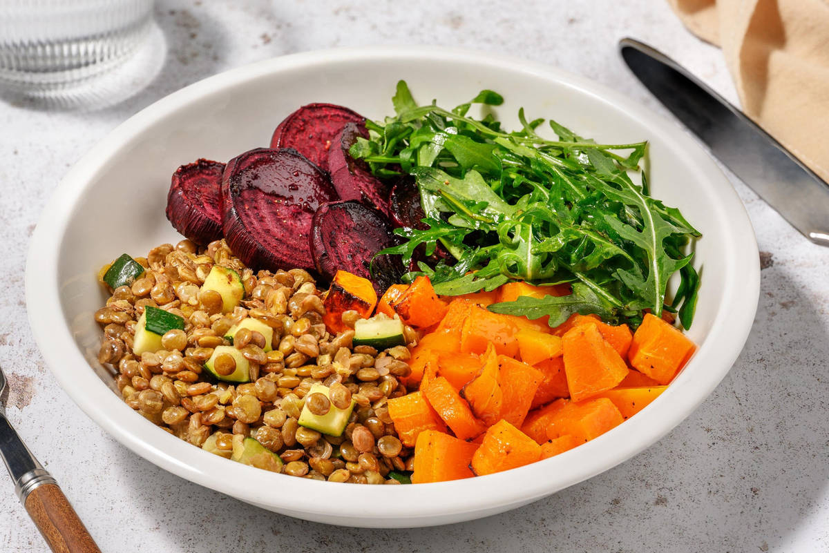 Linsesalat med bagt rødbede og græskar med laks