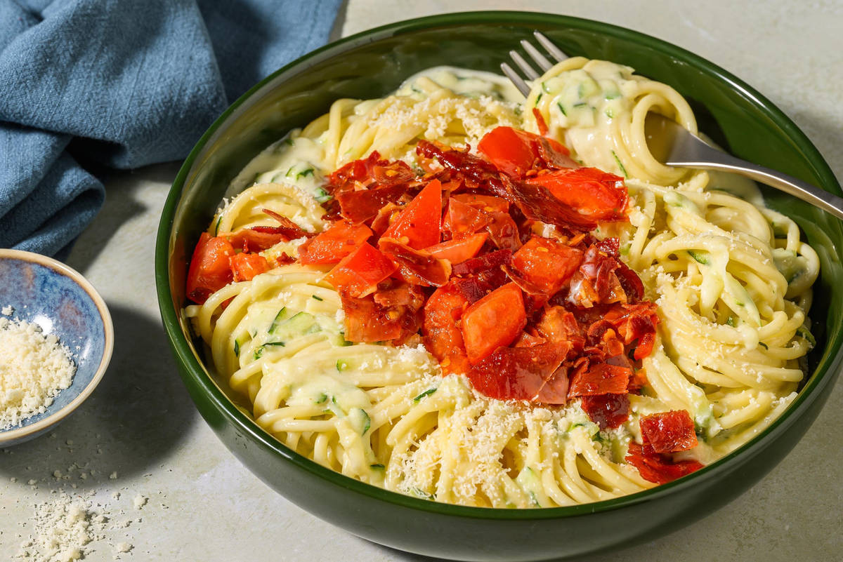 Cremet zucchinipasta og sprød prosciutto med kyllingebrystfiletstrimler