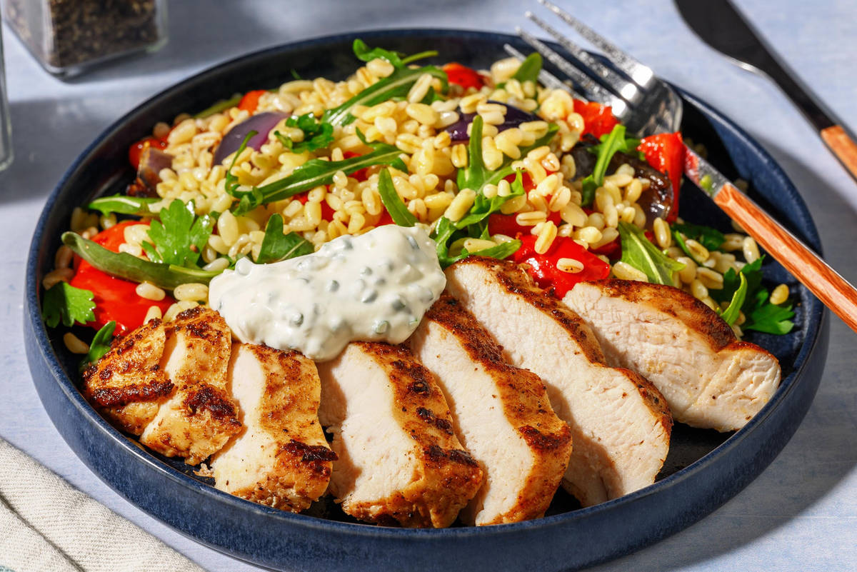 Gyldenstegt kylling og perlebygsalat