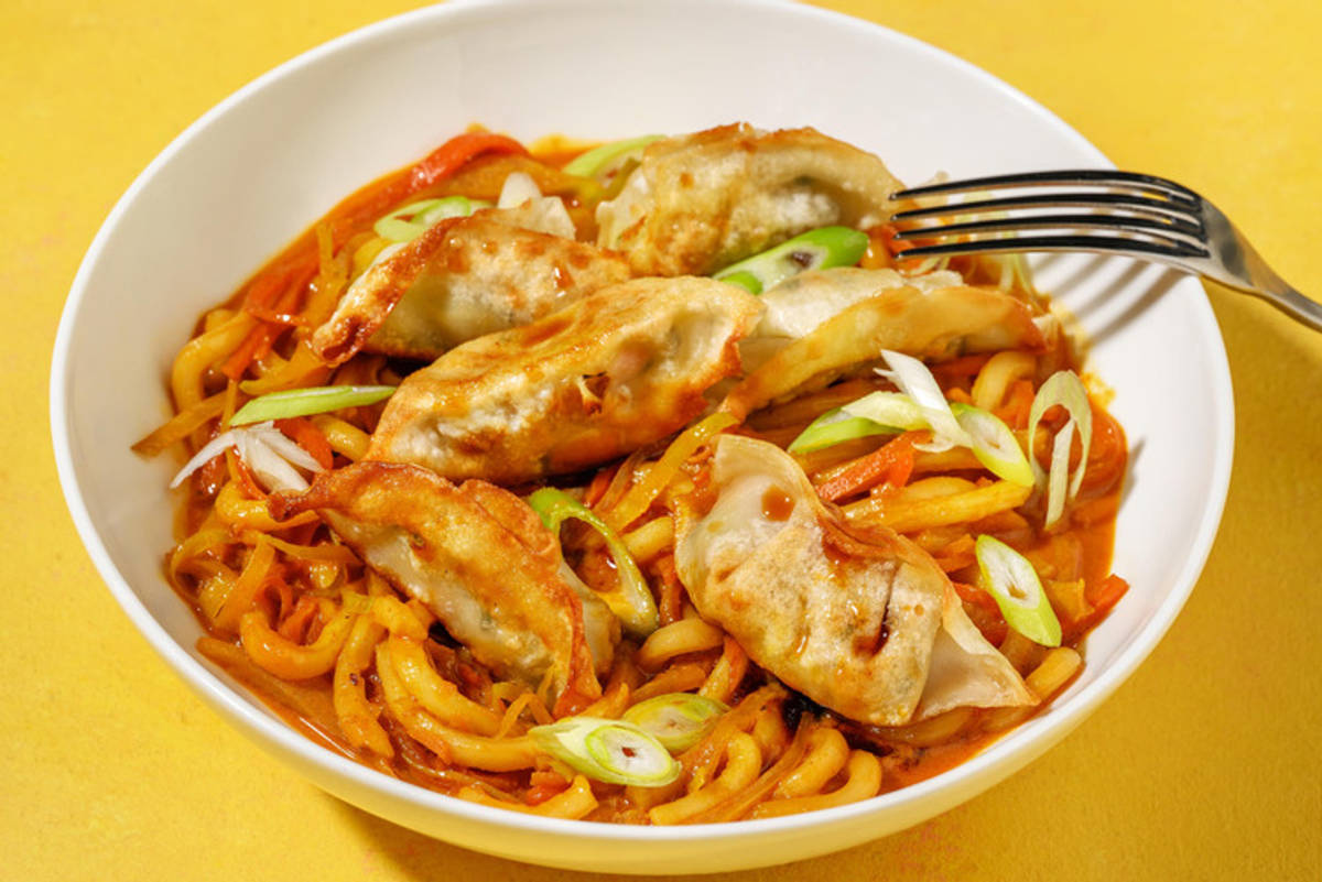 Stegt gyoza og karrynudler