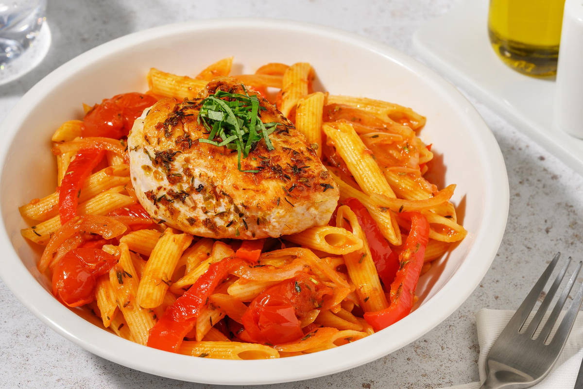 Filet de poulet et penne en sauce aux tomates cerises