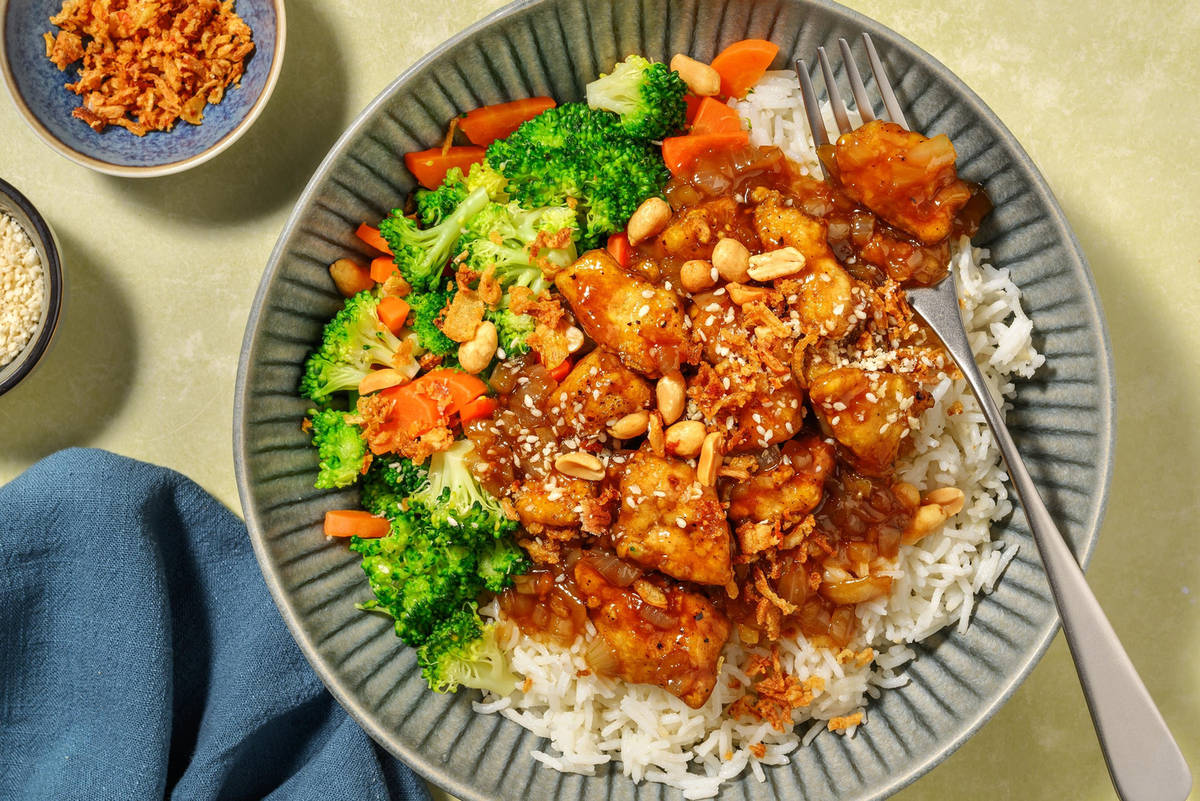 Sweet & Sticky tofu met gefrituurde uitjes