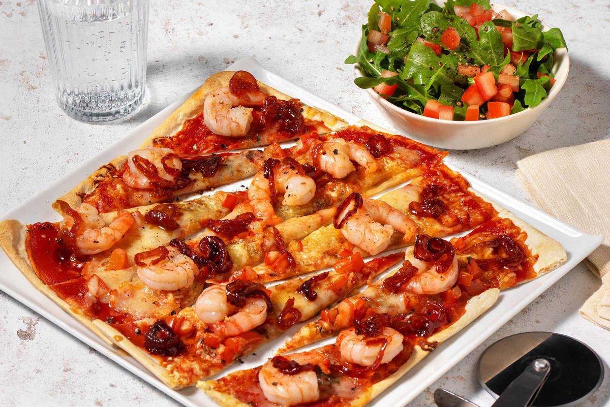 Flammkuchen met griezelige garnalen en rucolasalade