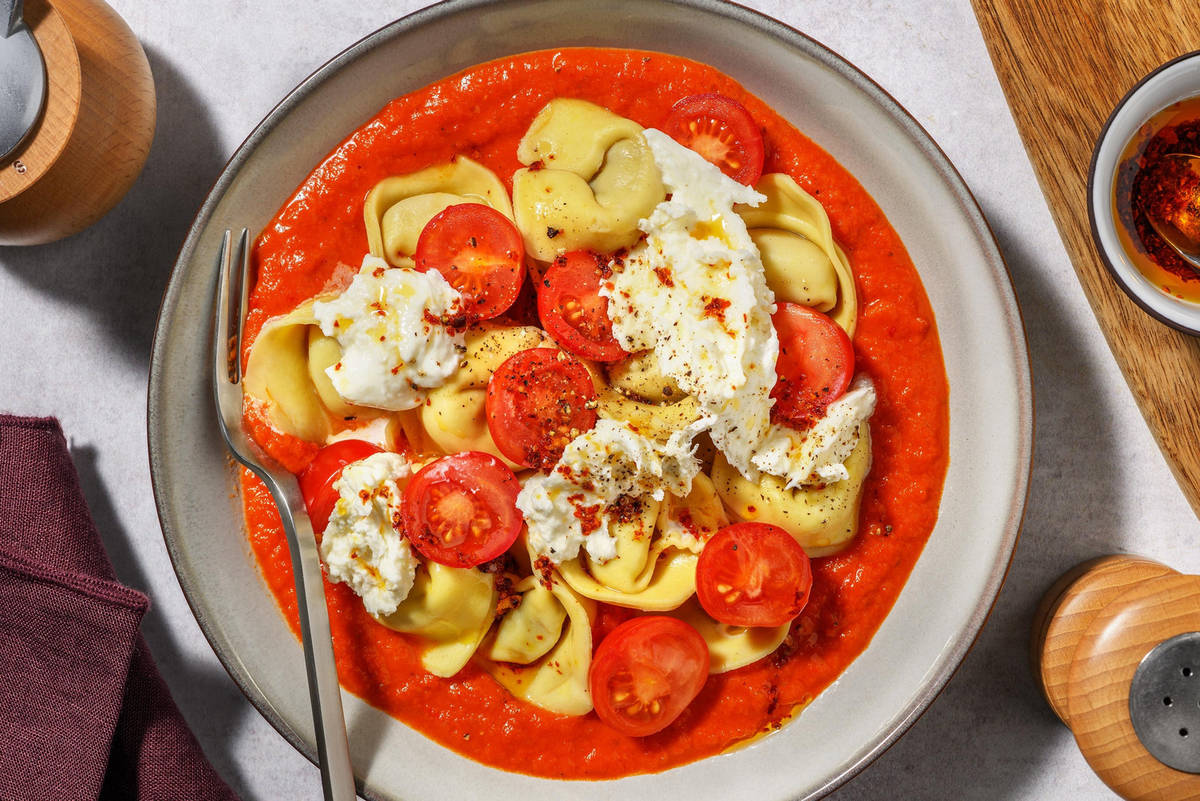 Spinat- og ricottatortelloni på tomatlavasauce