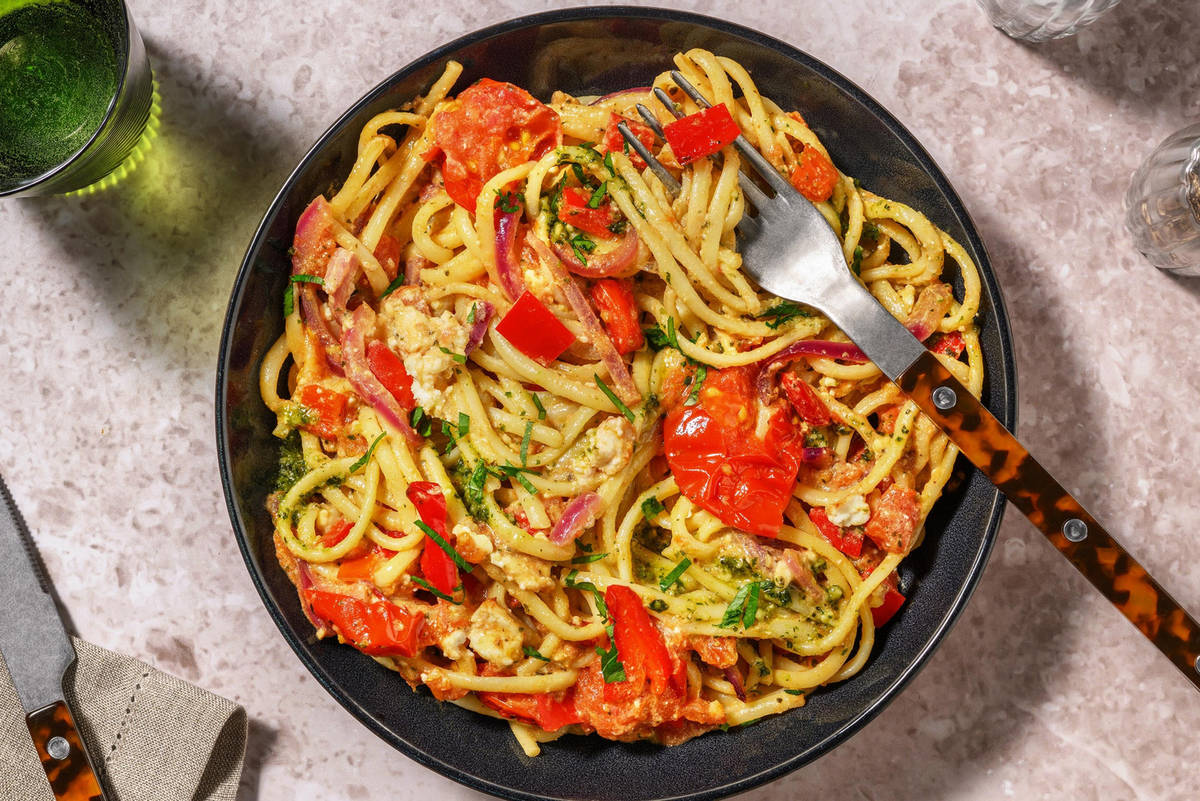 Linguine met pesto en witte kaas